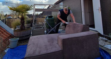 reinigen bank op terras